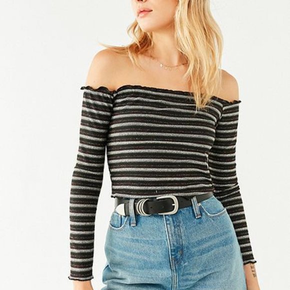 UO Off-The-Shoulder Lettuce-Edge Top - Picture 2 of 10